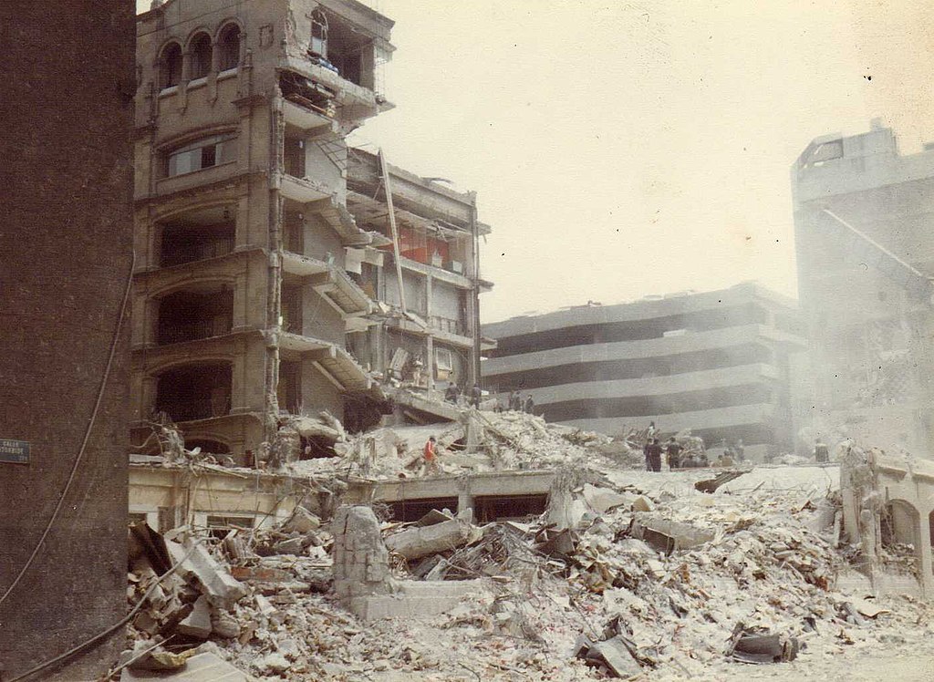 Photo of a building in ruins after the 1985 Mexico City earthquake